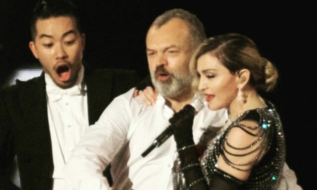 image: Madonna kastet seg over Graham Norton på scenen